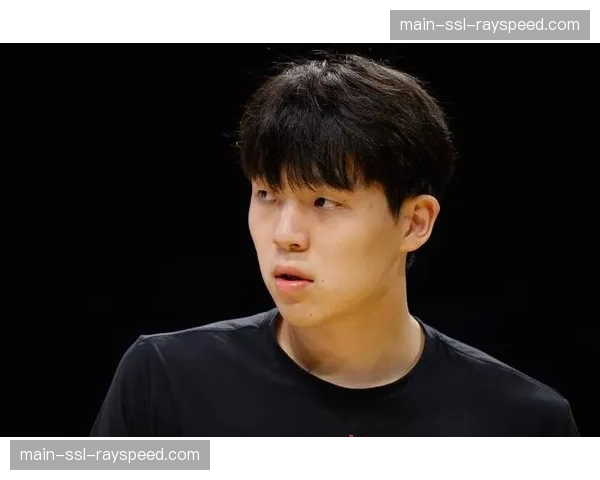 杨瀚森新秀赛表现引外媒关注，技术细节分析长达15分钟