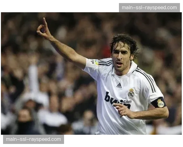 终场哨响，皇马球员呆立球场，劳尔·加西亚庆祝绝杀