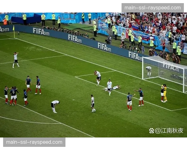 瞬间捕捉：南特门将在扑出点球后，激动捶地怒吼鼓舞全队士气