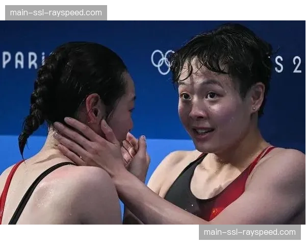 世界泳联锦标赛：中国跳水队包揽女子十米台单人金银牌