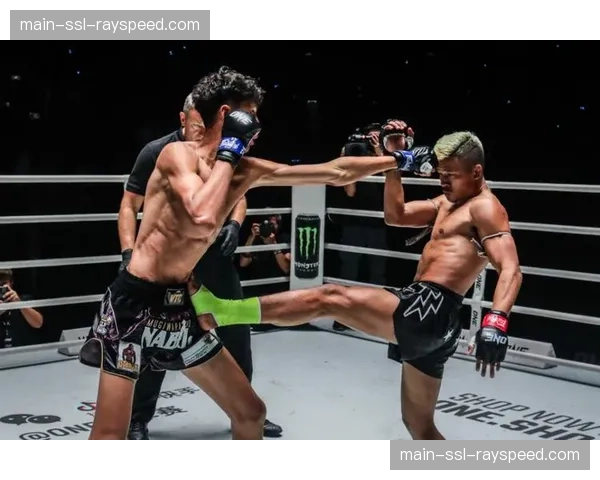 特写：被对手重击读秒后，老将“牛仔”塞罗尼在回合结束时向对手竖起大拇指